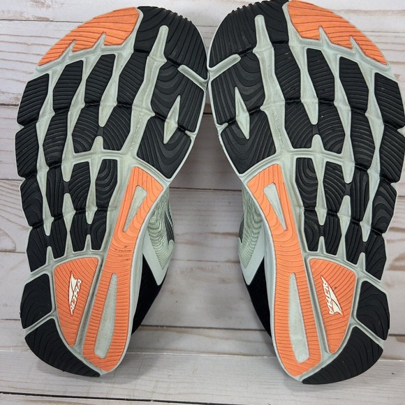 Altra Green Athletic Shoes with Breathable Mesh and Streamlined Design - Picture 8 of 9